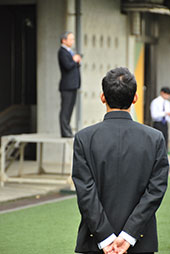 背筋を伸ばして 決意新たに