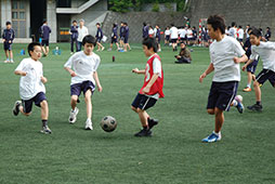 自然とボールに人が集まる中学１年生のサッカー