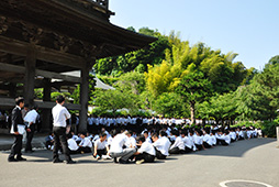 報告を終えた中学一年生は座って待機