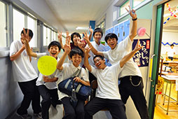 湿度以上に活気で蒸している校舎内