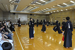 中学剣道部は小アリーナにて招待試合<br >　