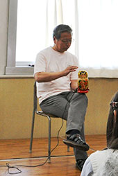校長はロシアの伝統的な楽器演奏を披露