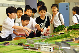鉄道研究同好会のジオラマにアツい視線が注がれる<br /> 