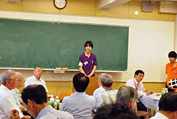 かけつけた同窓会の皆様に向けて<br />生徒会長がご挨拶 