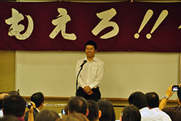 壇上にて抱負を述べる選手スピーチ