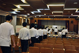 選挙管理委員の指示のもと<br />手際よく投票作業が行われる