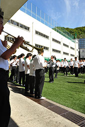 音楽部と応援団による校歌斉唱 