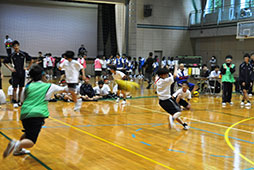 大アリーナでのドッヂボールは反射神経の勝負<br />　 