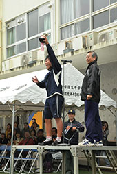 学年優勝のクラスに優勝杯が贈られて