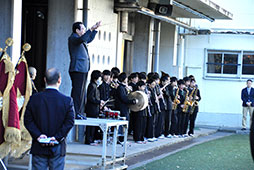 音楽部員による校歌の演奏<br />　