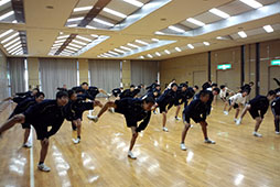 相撲の基本　四股を踏む