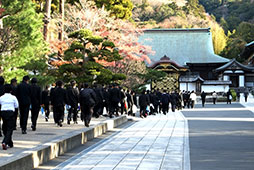 秋の色に染まる建長寺を「舞台」にした家庭科教室へ