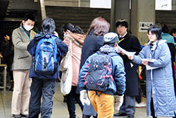 受験番号ではなく到着順で教室に案内します<br /><br />　