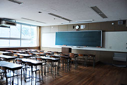 3月1日の朝日が差し込む<br />思い出の詰まった教室