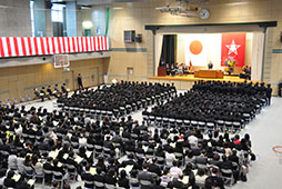 厳かに...<br />平成25年度卒業式