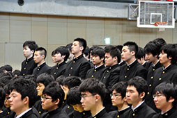 声高らかに<br />返事をして前を見据えて