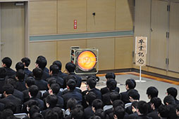 卒業生からの記念品としていただいたヒーターが会場をあたためる