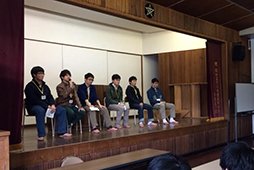 受験が終わったばかりの卒業生に<br />質疑応答も交えて