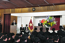 厳かに　小講堂での中学卒業式