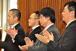 拍手で送る担任陣