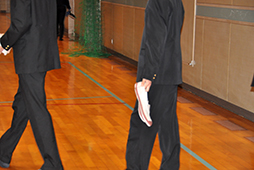 上履きは手に持って４学年が一堂に会しました