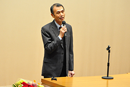 晴れやかな表情と...