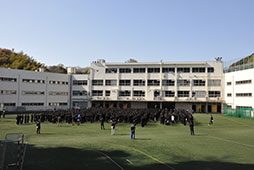 人工芝が目立つ４学年での始業式<br />　