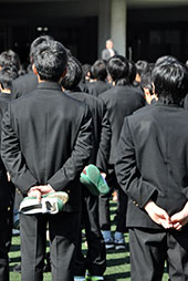 上履きを持っての整列も<br />新学期ならでは