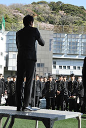 初々しく...<br />　新任教員の挨拶