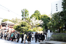 校門にて記念撮影