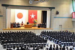 高校生は８クラスでの入学式