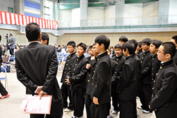 式の後の記念撮影に向けて　緊張は少し解けたかな...