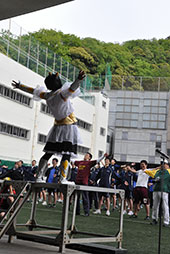 高校生は思い思いの格好で<br />　