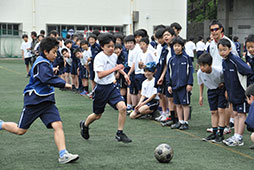元気いっぱいにボールを追いかける中学１年生