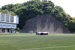 最後の「全面」体育を終え<br />記念撮影をするクラスも