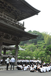 避難先の建長寺境内にて