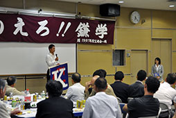 父母会の皆様の思いが詰まった千羽鶴を受け取る
