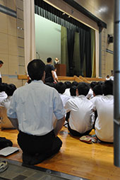全員腰を下ろして耳を傾ける