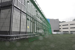 第一グラウンドに建つプレハブ校舎