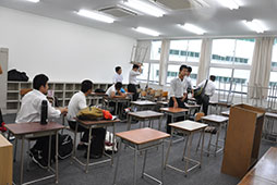 新鮮みのある仮校舎の教室内