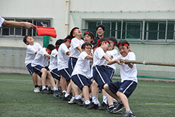 力自慢（？）の男たちによる綱引き<br />　