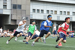クラス対抗リレーは各クラス10人３チームでの総力戦