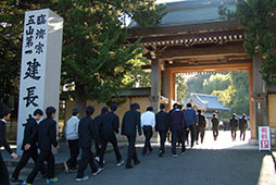 門をくぐって避難場所へ