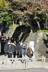 閉式後は各クラスの代表生徒が建長寺と円覚寺に展簿墓に出かける