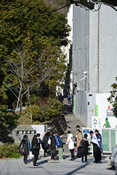 早くから会場入りする受験生