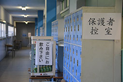 試験開始まで控室で待機していただきました