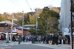 多くの応援団に見送られて入場<br />　