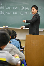 アンケート記入の時間に解答用紙の回収方法を説明