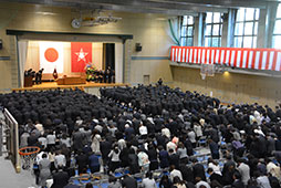 大アリーナにて 礼に始まる平成26年度卒業式