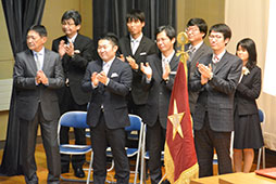 感慨深く 拍手で見送る担任陣.